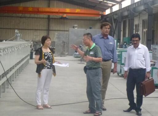 泰國客戶專程來參觀乳膠枕頭生產線