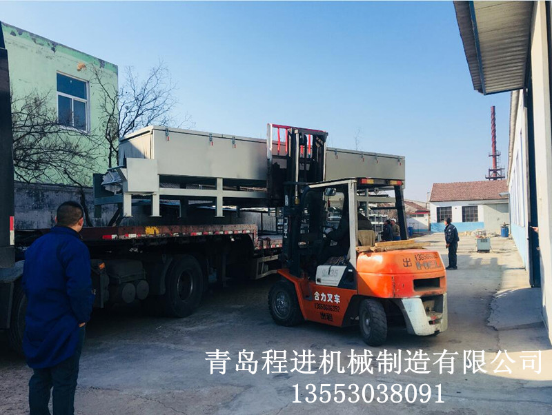 印度乳膠枕頭生產(chǎn)線抓緊制作中