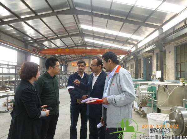 歡迎印度客戶來我公司考察乳膠發泡設備