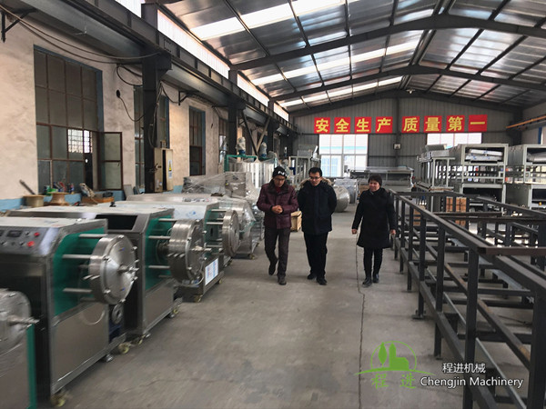 歡迎泰國客戶來我公司考察乳膠枕頭生產線