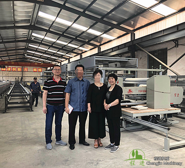 歡迎印度尼西亞客戶來公司考察乳膠枕頭機械